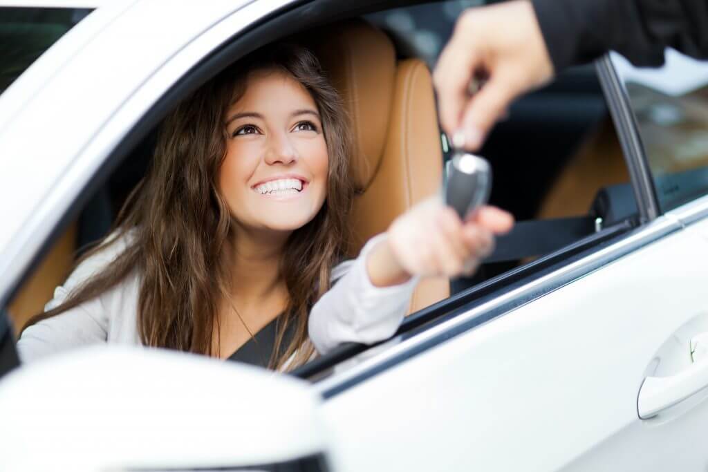 Woman taking a test drive using Dayinsure hourly car insurance
